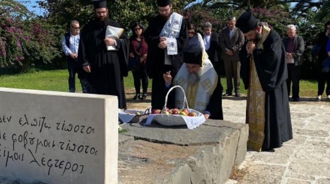 Ο αρχιεπίσκοπος Κρήτης Ευγένιος γονάτισε στον τάφο του Νίκου Καζαντζάκη, αποτίνοντας τιμή στον Κρητικό λογοτέχνη, στην επέτειο 65 χρόνων από τον θάνατό του.
