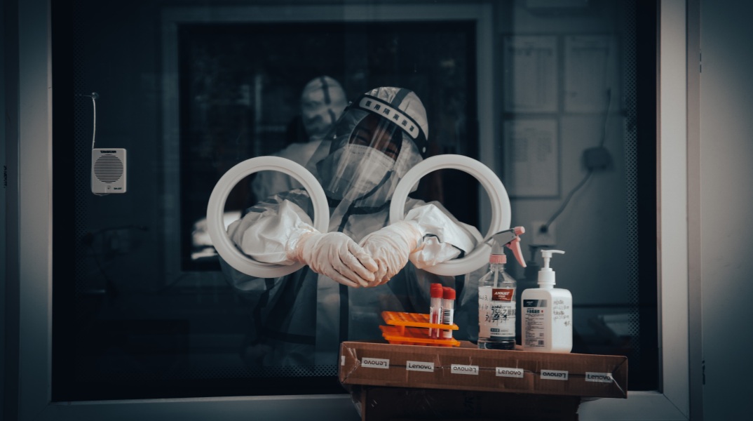 Κίνα - κορωνοϊός: Ξεκίνησε η χορήγηση αναμνηστικών δόσεων με εισπνεόμενα εμβόλια - Ελπίδες επιστημόνων ότι το «πείραμα» της Σαγκάης θα ενθαρρύνει και άλλες χώρες.