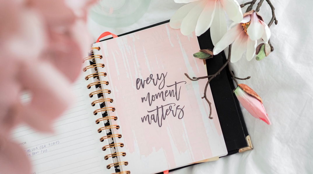 Ποιοι γιορτάζουν σήμερα 28 Οκτωβρίου; Το εορτολόγιο της Athens Voice σου τους θυμίζει. Μην ξεχάσεις να τους δώσεις τις καλύτερες ευχές σου!