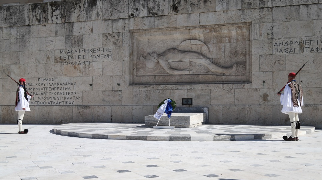 Καταγγελία για διευθυντή σχολείου: Ζήτησε €50 από μετανάστες για το στεφάνι που θα κατέθετε το παιδί τους την 28η Οκτωβρίου - Η ανάρτηση του Στράτου Φαναρά. 