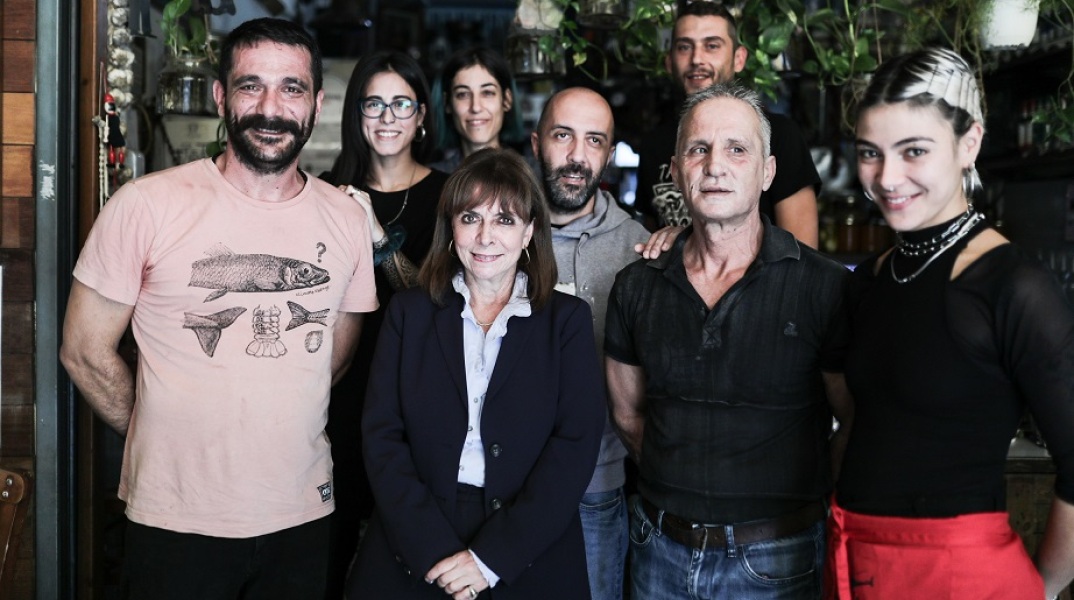 Θεσσαλονίκη: Η Κατερίνα Σακελλαροπούλου γευμάτισε σε γνωστό τοπικό μεζεδοπωλείο απεξαρτημένου με πλούσια κοινωνική δράση - Η επίσκεψή της στο υπνωτήριο αστέγων. 