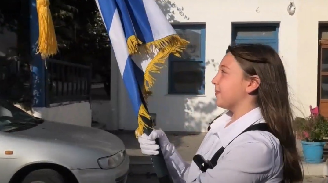 28η Οκτωβρίου στη Νάξο: Μαθήτρια δημοτικού παρέλασε μόνη στο χωριό Απόλλωνας, συνοδευόμενη από τον δάσκαλό της - Καταχειροκροτήθηκε από τους λιγοστούς κατοίκους. 