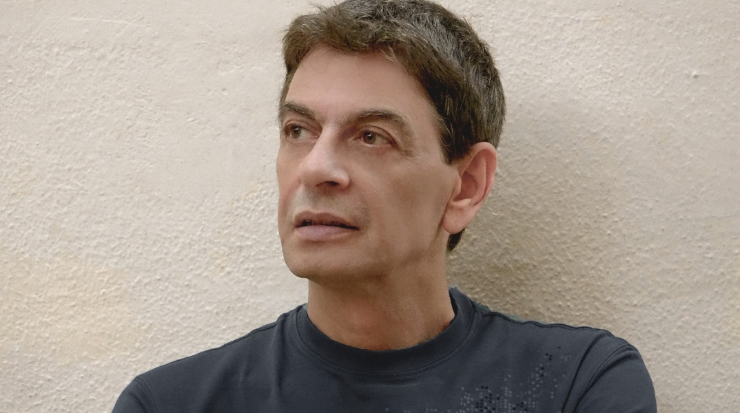 Ο τραγουδιστής και συνθέτης Μιχάλης Ρακιντζής απαντά σε 33 ερωτήσεις για την Αθήνα.