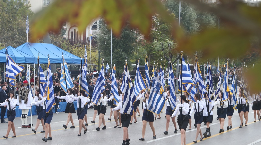 28η Οκτωβρίου: Ζωντανή εικόνα από τη μεγάλη στρατιωτική παρέλαση στη Θεσσαλονίκη, ενώπιον της Προέδρου της Δημοκρατίας, Κατερίνας Σακελλαροπούλου.