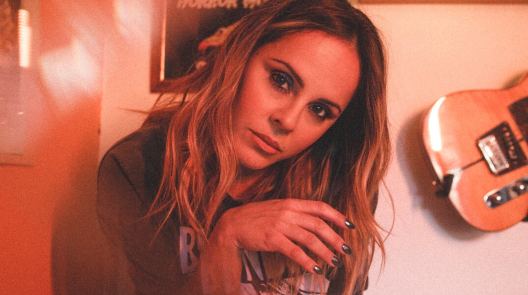 Η Cookie aka Νατάσα Μηνδρινού κυκλοφόρησε το νέο της τραγούδι «Maybe» από το δεύτερο άλμπουμ της και εξηγεί την ιστορία της δημιουργίας του