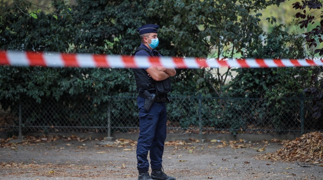 Αστυνομικός στη Γαλλία πίσω από την κορδέλα απαγόρευσης διέλευσης
