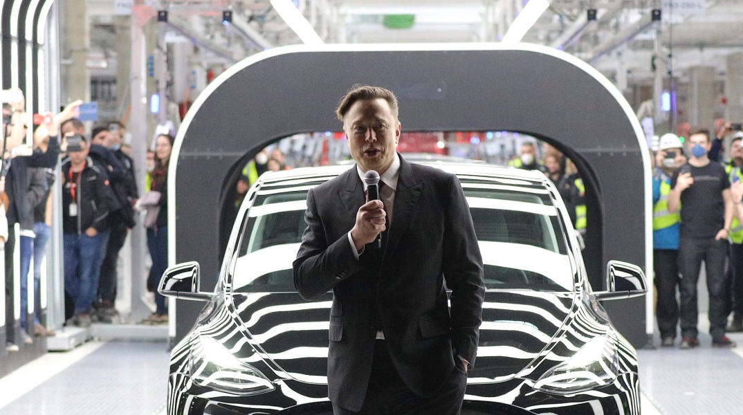 Γιατί η General Motors απέσυρε τις διαφημίσεις της από το Twitter μετά την εξαγορά της πλατφόρμας από τον Έλον Μασκ - Η σύγκρουση συμφερόντων με την Tesla - Πώς αντιδρούν οι αυτοκινητοβιομηχανίες