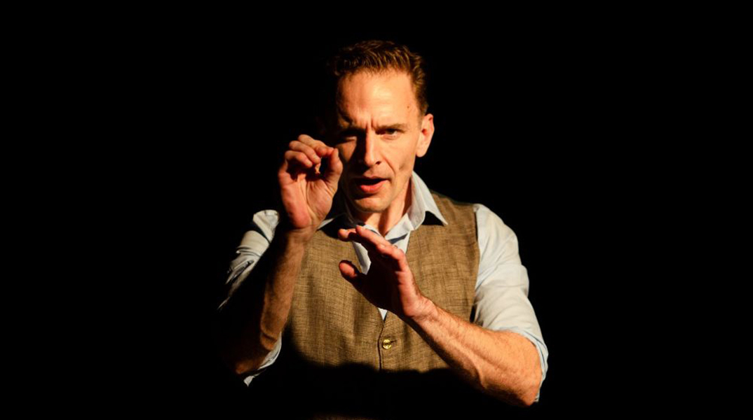 Gene Gillette: Οι πρώτες φωτογραφίες με τον ηθοποιό να ερμηνεύει τον Αντονέν Αρτώ στο Υπόγειο του Θεάτρου Τέχνης