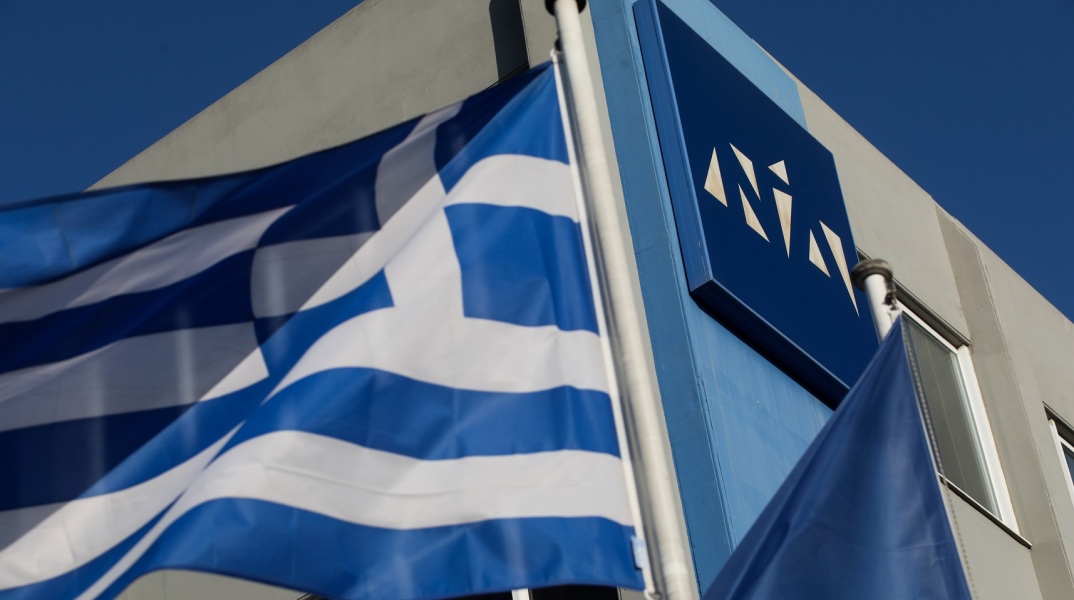 Στόχος επίθεσης έγιναν τα γραφεία της Νέας Δημοκρατίας στην Πάτρα: Τέσσερα άτομα πέταξαν μπογιές - Ανακοίνωση του κόμματος κατά «θρασύδειλων τραμπούκων». 