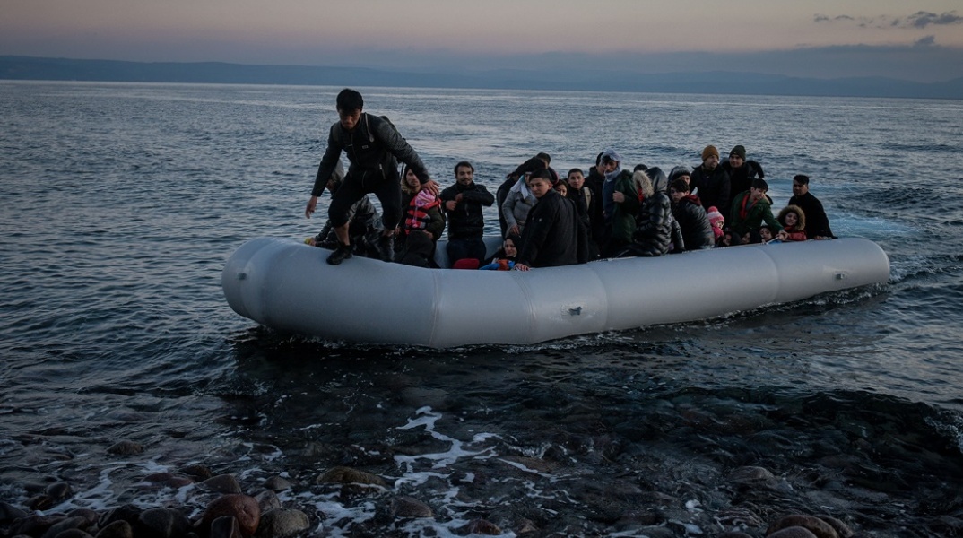 Πρόσφυγες σε βάρκα φτάνουν στην Ελλάδα