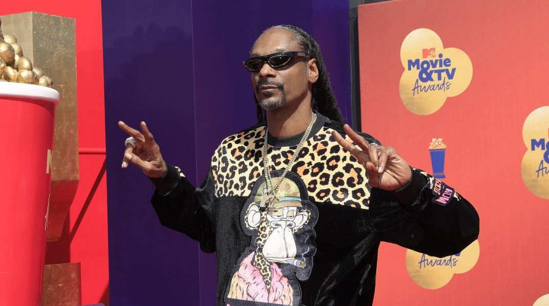 Ο Snoop Dogg αμείβει επαγγελματία πλήρους απασχόλησης για να του στρίβει τα τσιγάρα μαριχουάνας - Ο διάσημος ράπερ καταναλώνει πάνω από 200 γραμμάρια ημερησίως.