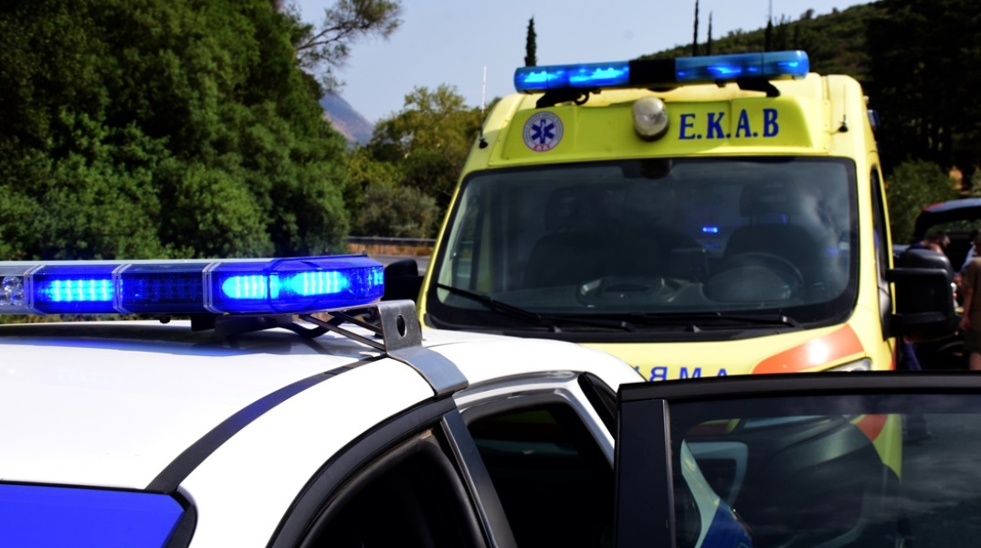 Περιπολικό και ασθενοφόρο στο σημείο τροχαίου ατυχήματος