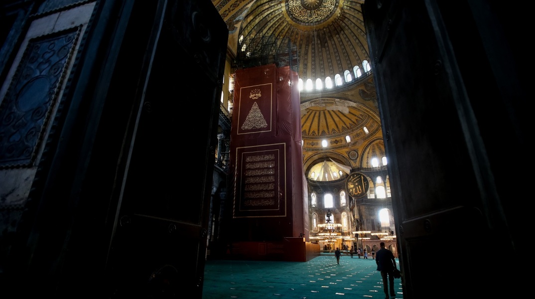 «Μνημείο εν κινδύνω» ζητά από την UNESCO να κηρυχθεί η Αγία Σοφία ο γ.γ. της Διακοινοβουλευτικής Συνέλευσης της Ορθοδοξίας, Μάξιμος Χαρακόπουλος.