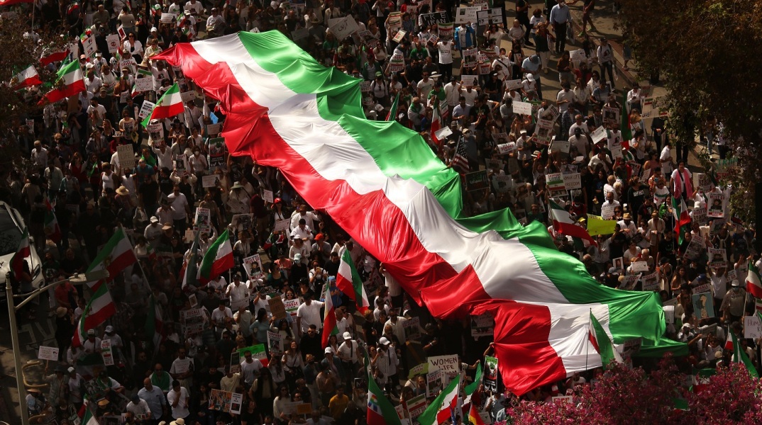 Baraye: Ο Ιρανός τραγουδιστής Σερβίν Χατζιπούρ μετά τον θάνατο της Μάχσα Αμίνι έγραψε ένα τραγούδι εμπνευσμένο από tweets και έγινε ο ύμνος των Ιρανών διαδηλωτών 
