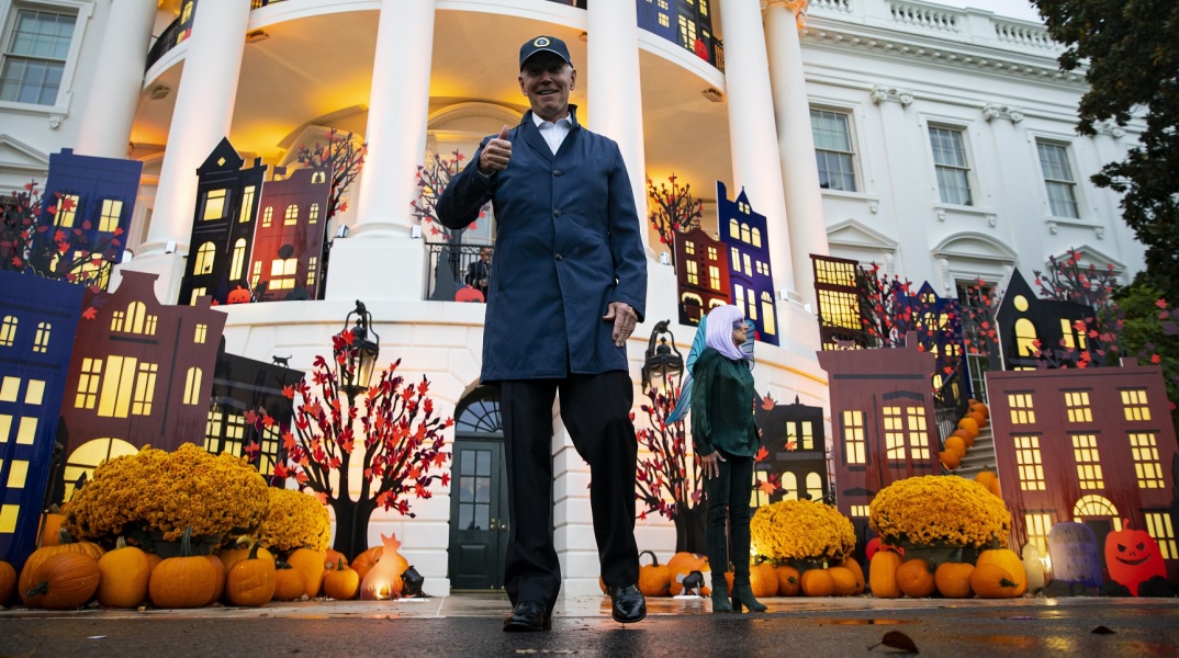 Ο Αμερικανός πρόεδρος Τζο Μπάιντεν και η Πρώτη Κυρία γιόρτασαν το Halloween στον στολισμένο με κολοκύθες και διακοσμημένο με χρώματα του φθινοπώρου Λευκό Οίκο.
