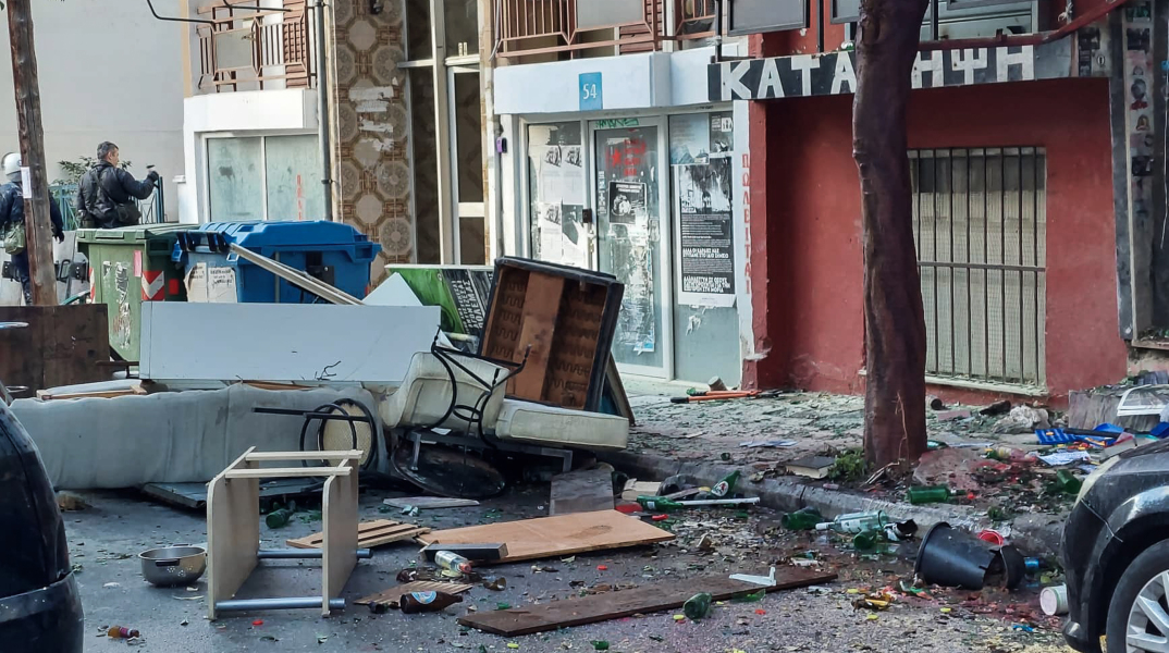 Σπασμένα έπιπλα και σκουπίδια στον δρόμο μετά την εκκένωση της κατάληψης Ντουγρού στη Λάρισα