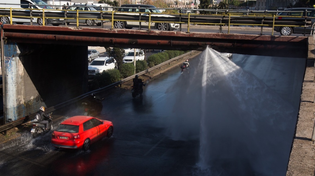 Βλάβη στον αγωγό της ΕΥΔΑΠ στον Κηφισό