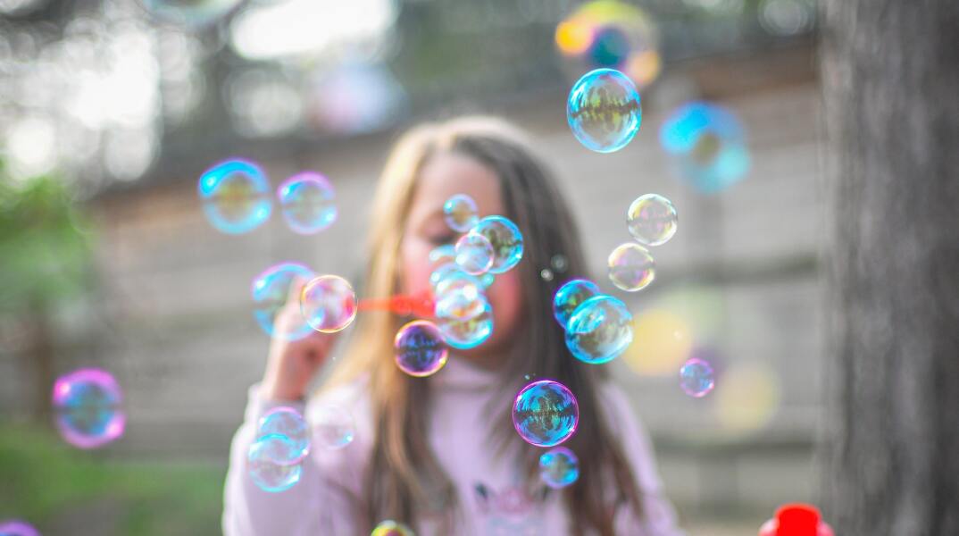 Κοριτσάκι παίζει με φούσκες 