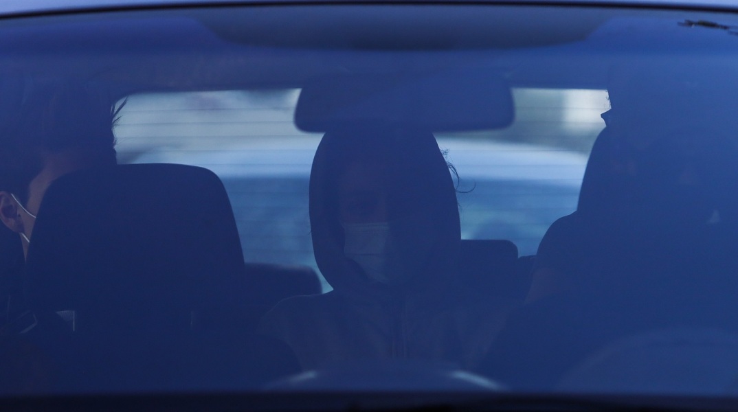 Κολωνός: Λύνει τη σιωπή της η μητέρα της 12χρονης - Συνεχίζει να αρνείται όλες τις κατηγορίες που της αποδίδονται: Τι λέει μέσα από τη φυλακή.