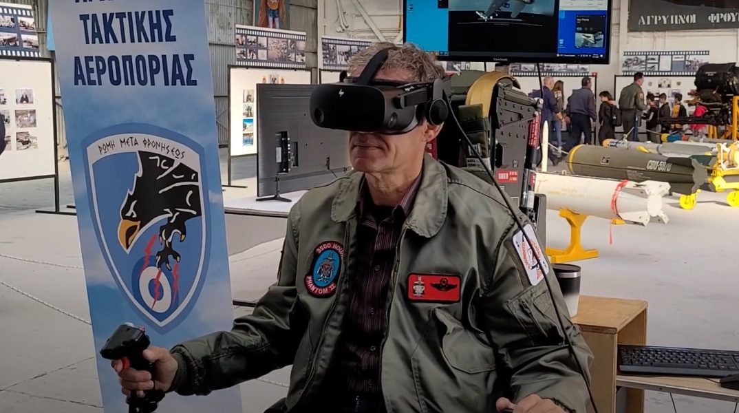 Εξομοιωτής πτήσης δίνει την ευκαιρία στους πολίτες της Λάρισας να δοκιμάσουν την εμπειρία των αιθέρων στην 110 Πτέρυγα Μάχης.