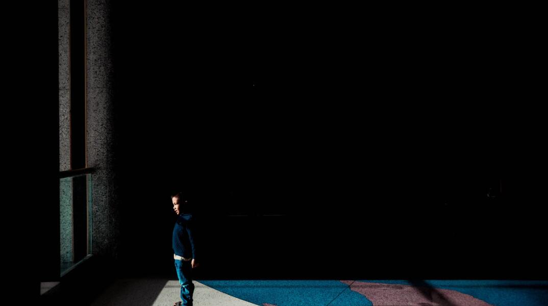 Παιδί σε δωμάτιο όπου μπαίνει φως από το παράθυρο