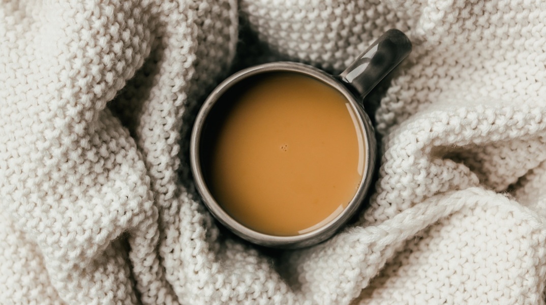 Θεσσαλονίκη: Προσπαθώντας να μειώσουν το κόστος της θέρμανσης, επιχειρηματίες της εστίασης προμηθεύονται κουβέρτες για να ζεστάνουν τους πελάτες.