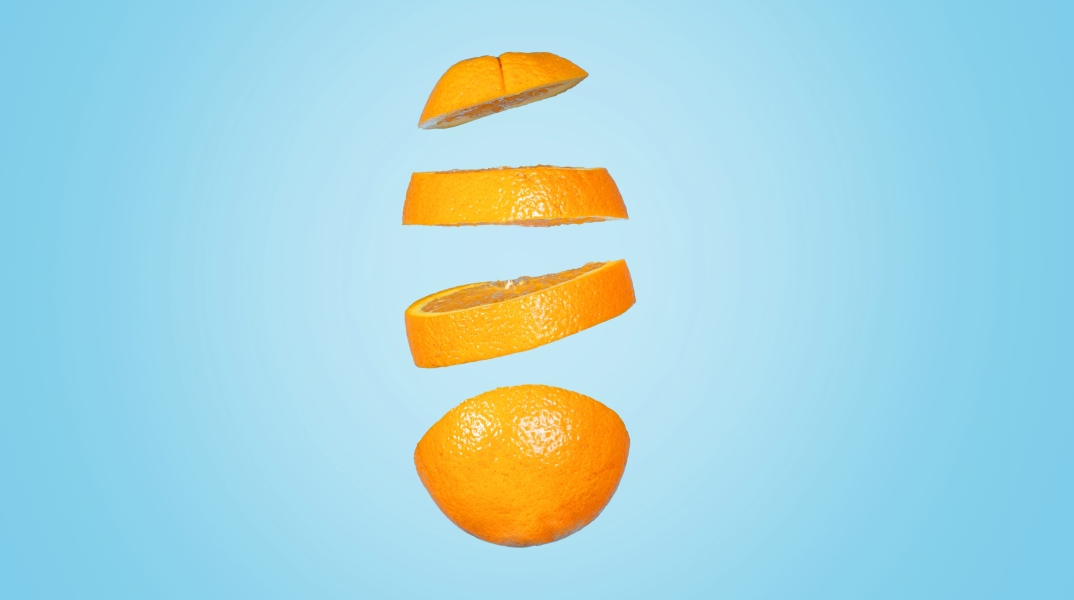 Το viral video στο TikTok για τον πιο εύκολο τρόπο να ξεφλουδιστεί ένα πορτοκάλι.