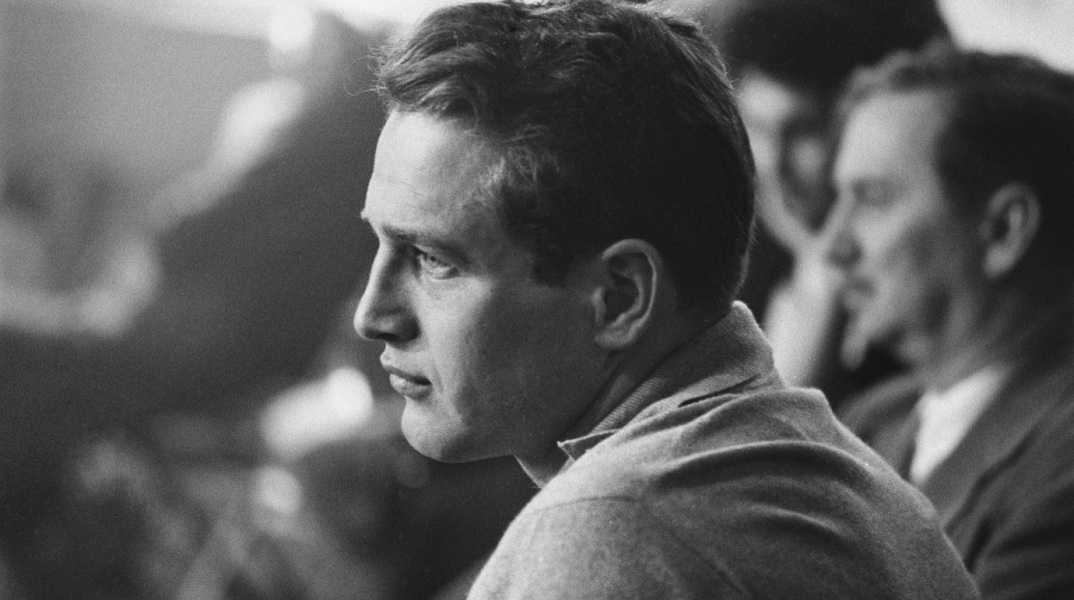 Τι αποκαλύπτει για τον Πολ Νιούμαν η νέα βιογραφία «Paul Newman: The Extraordinary Life of an Ordinary Man»: Οι αποφάσεις του σταρ του Χόλιγουντ, ο έρωτάς του με την Joanne Woodward, η φιλανθρωπική του δράση.