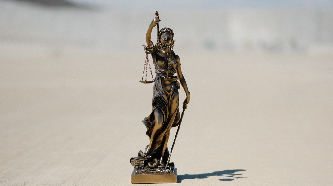 Δημοσκόπηση της Metron Analysis παρουσιάστηκε στον Κύκλο Ιδεών - Τι λένε οι πολίτες για την απονομή της Δικαιοσύνης, ποιος φταίει για τα προβλήματα.