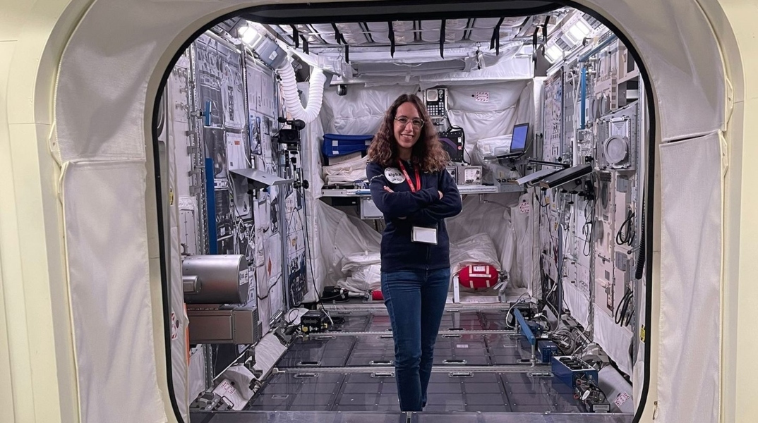 Η Χριστίνα στο European Astronaut Center τον Οκτώβρη του 2022 (Columbus Module Replica at the Training Hall) 