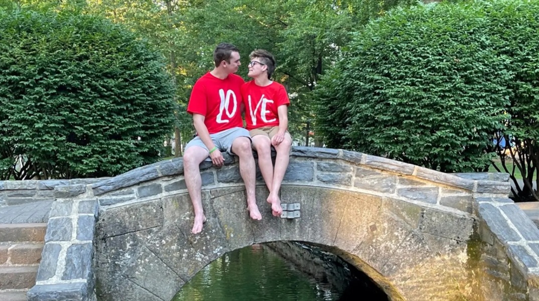 Γνωρίστηκαν ως άνδρας και γυναίκα, αλλά δεν άφησαν τη φυλομετάβαση να επηρεάσει τη σχέση τους - Του έκανε πρόταση γάμου λίγες εβδομάδες μετά το coming out.