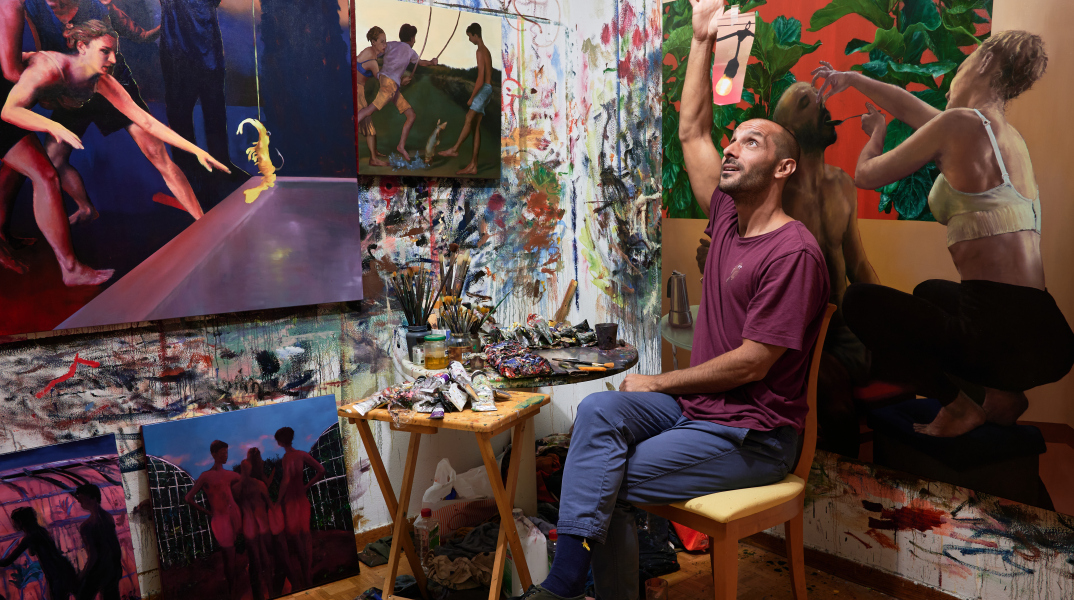 Ο ζωγράφος Θοδωρής Μπαργιώτας στο εργαστήριό του