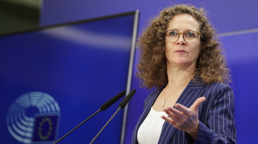 Επιτροπή PEGA: Κριτικάρει τη συμπεριφορά της εισηγήτριας Σοφί Ιν'τ Βελντ ο συντονιστής του Ευρωπαϊκού Λαϊκού Κόμματος - Δεν αποτελούν κοινή άποψη οι θέσεις της.