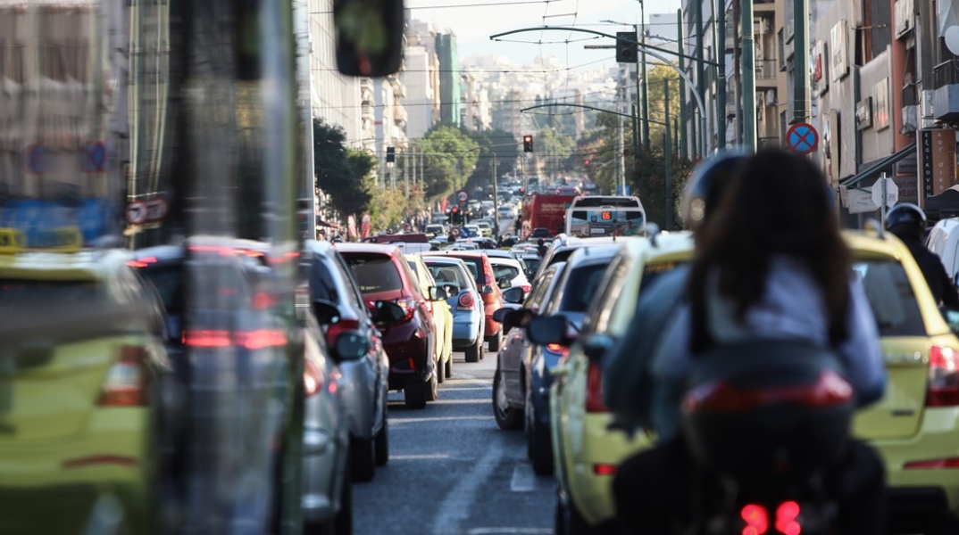 Αυτοκίνητα σε ουρά στο κέντρο της Αθήνας