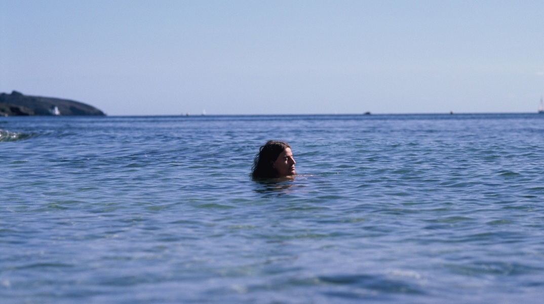 Συνέντευξη Tom Adams: Ο βρετανός τραγουδοποιός μιλάει για το νέο του άλμπουμ «Beside The Analogue Sea», τις μετακομίσεις και τα επόμενα μουσικά βήματά του.