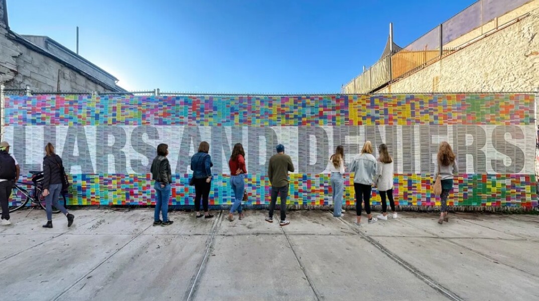 Έργο τέχνης στο Μπρούκλιν με τα ψέματα του Ντόναλντ Τραμπ