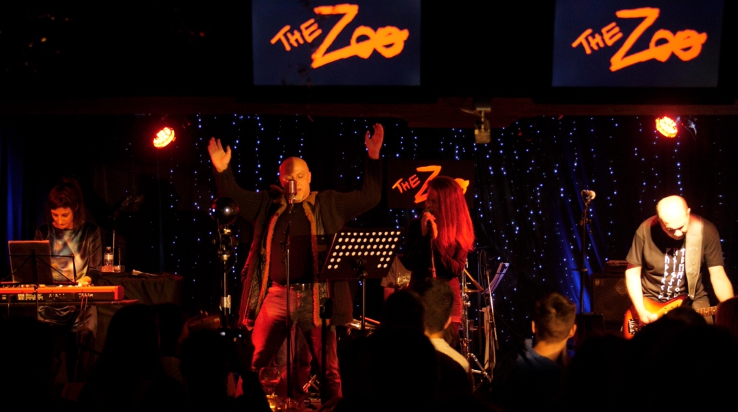 Ο Γιώργος Φλωράκης γράφει για το ιστορικό γκρουπ της Αθήνας, Yeah! με αφορμή τα νέα τραγούδια και το live τους στο Fuzz, το Σάββατο 12 Νοεμβρίου