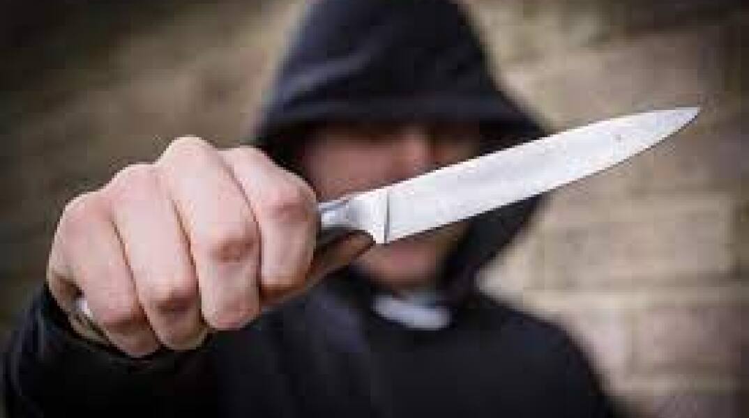 Κουκουλοφόρος με μαχαίρι