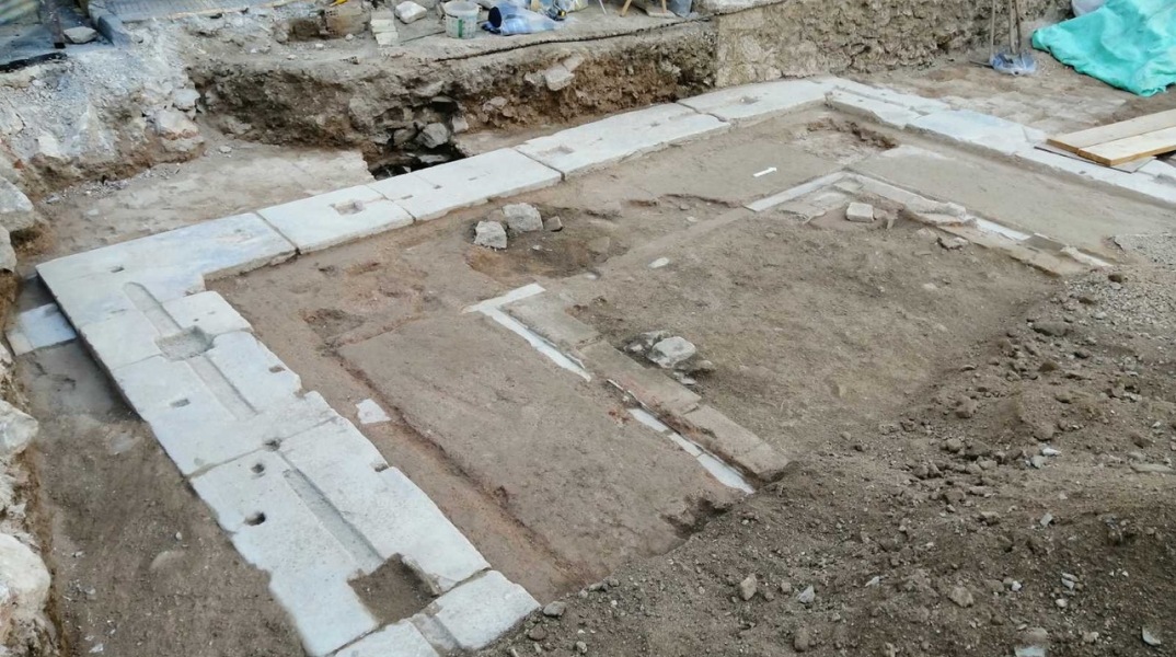 απο_την_ανασκαφικη_ερευνα_στην_πλατεια_θεατρου
