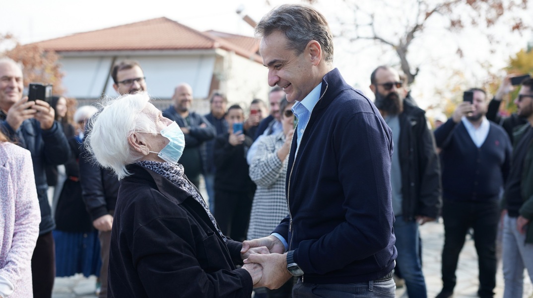 Ο Κυριάκος Μητσοτάκης επισκέφθηκε την Κατερίνη – Η αναφορά του στο δίλημμα των εκλογών του 2023 και σε όσους θέλουν να κυλήσουν τη χώρα στον «πολιτικό βούρκο».