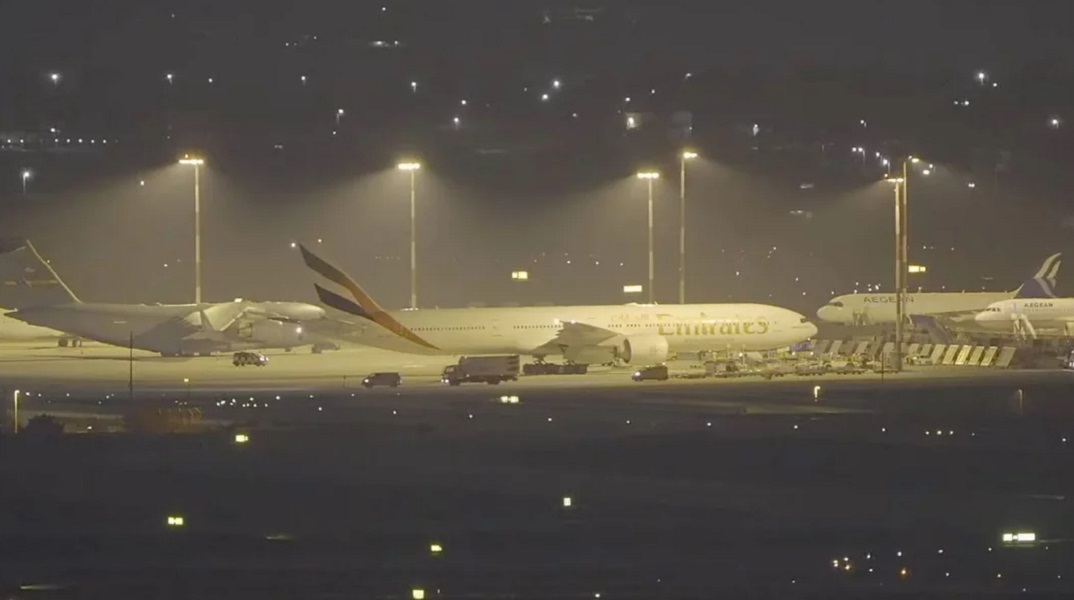 Επιβάτης της πτήσης της Emirates: «Ανησυχήσαμε για την τρελή πορεία του αεροπλάνου»