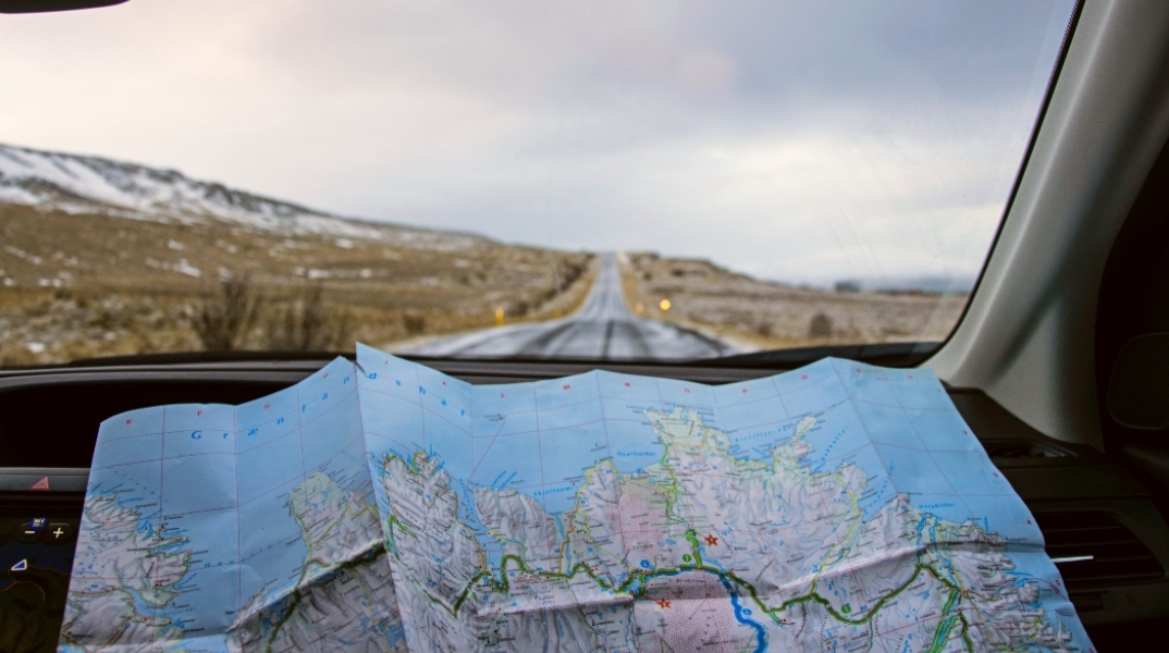 χάρτης και αυτοκίνητο