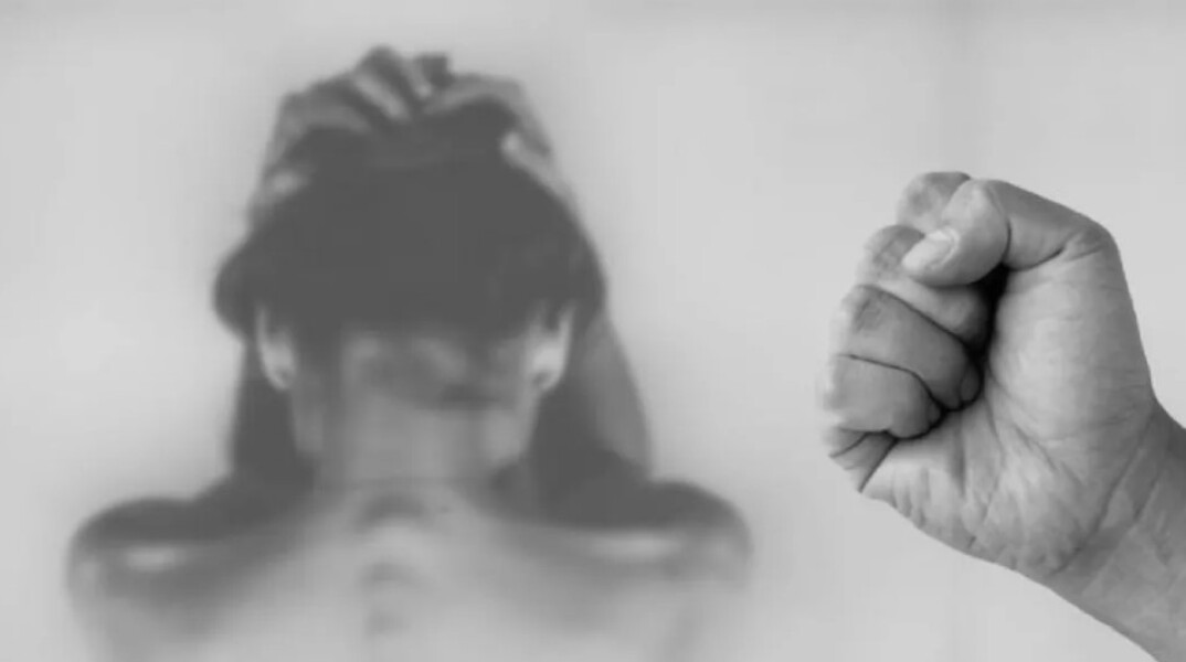 Άνδρας με σφιγμένη γροθιά και γυναίκα που προσπαθεί να προστατευτεί