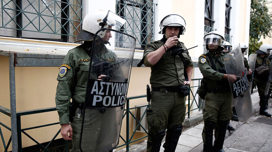 Προφυλακιστέοι οι έξι εκβιαστές των νοτίων προαστίων