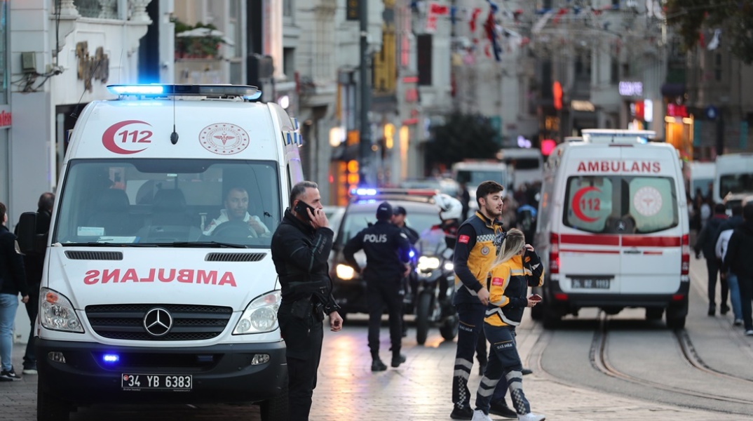 Ασθενοφόρα και περιπολικά στην Κωνσταντινούπολη
