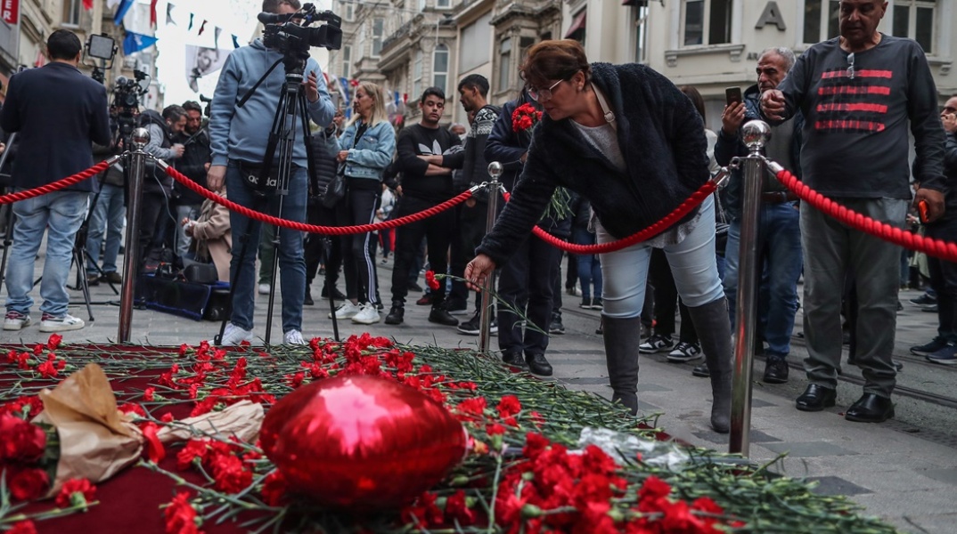 Λουλούδια στο σημείο όπου έπεσαν νεκροί έξι άτομα στην Κωνσταντινούπολη μετά την έκρηξη