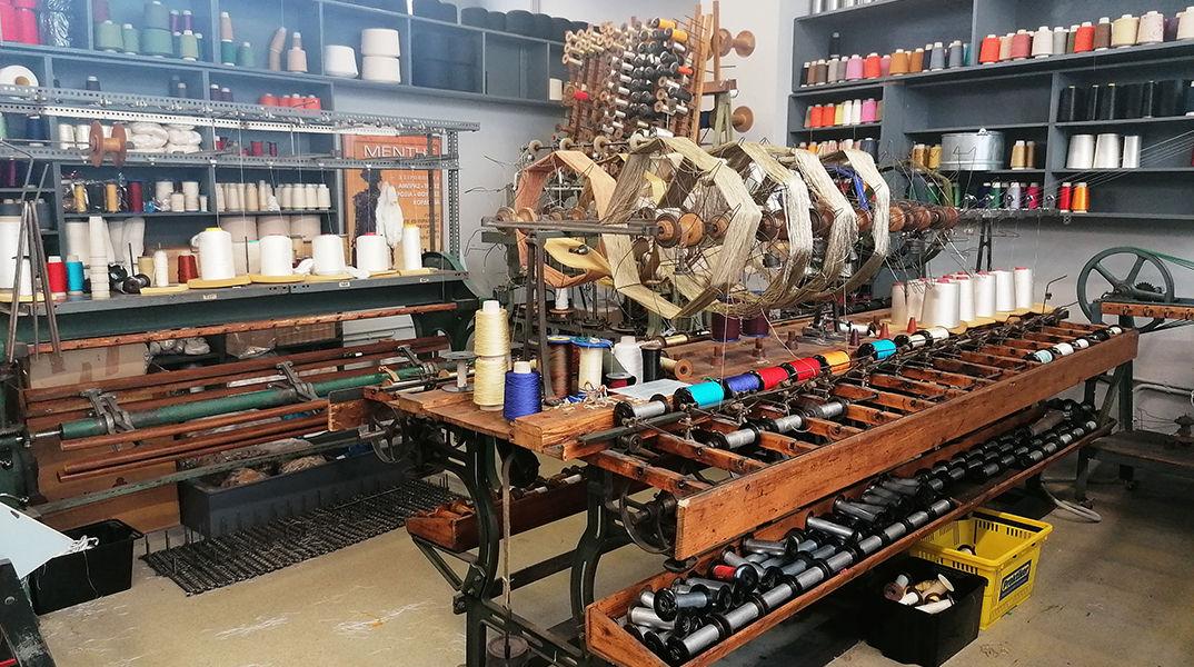 Νηματουργία Μέντης-Αντωνόπουλος (ΝΗ.Μ.Α.) - Μουσείο Μπενάκη - Καρουλίστρα γαλλικής κατασκευής με ιταλικό κινητήρα (1915)