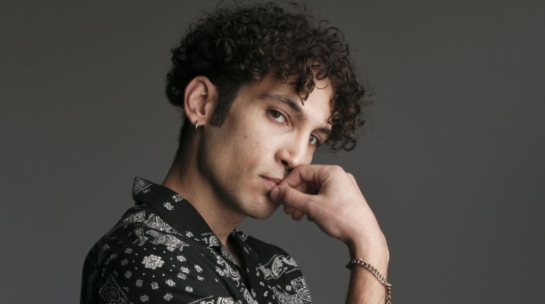 Ο Ορέστης Χαλκιάς υποδύεται τον Αντώνη στο Maestro