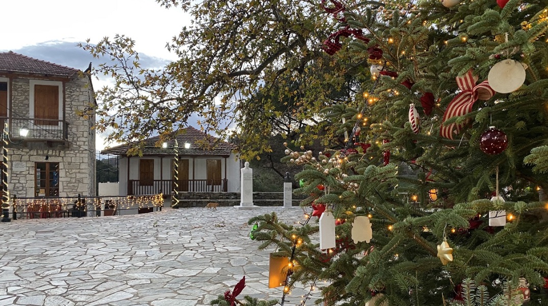 Μαγεία Χριστουγέννων στη Βαμβακού Λακωνίας: Ο Νίκος Πορτοκάλογλου θα βρεθεί στην πλατεία του χωριού για μια μουσική παράσταση με τίτλο, «Ένα φως αναμμένο».