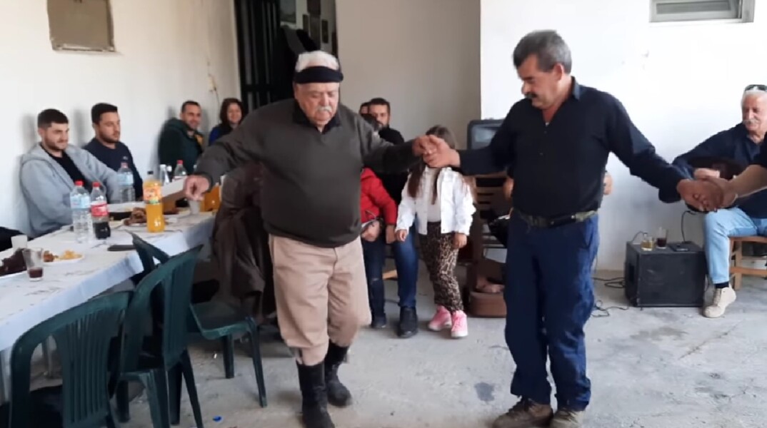 90χρονος Κρητικός χορεύει μαλεβιζιώτη
